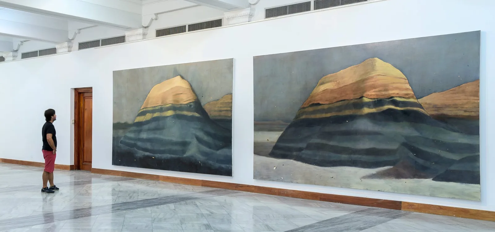 Sala expositiva con pinturas de Alejandro Campins