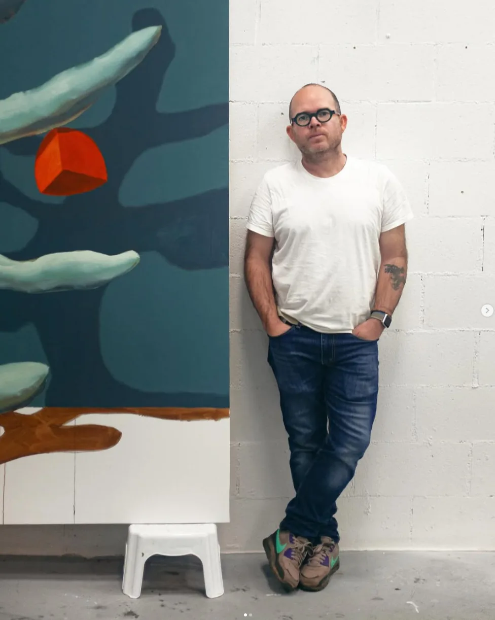 Michel Pérez Pollo junto a una pintura de gran formato
